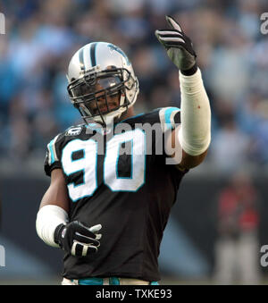 Carolina Panthers defensive Ende Julius Peppers versucht, die Fans zu sammeln, während die Leoparden die Atlanta Falcons an der Bank von Amerika Stadium in Charlotte, North Carolina am 11. November 2007 spielen. Atlanta gewann 20-13. (UPI Foto/Nell Redmond) Stockfoto