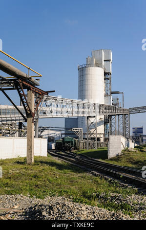 Zementwerk. Turm des Tanks. Lage für das Laden von Zement in die Waggons. Stockfoto