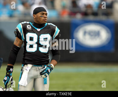 Carolina Panthers wide receiver Steve Smith argumentiert ein Anruf mit einem offiziellen, während die Leoparden der New Orleans Saints spielen an der Bank von Amerika Stadium in Charlotte, North Carolina am 25. November 2007. (UPI Foto/Nell Redmond) Stockfoto