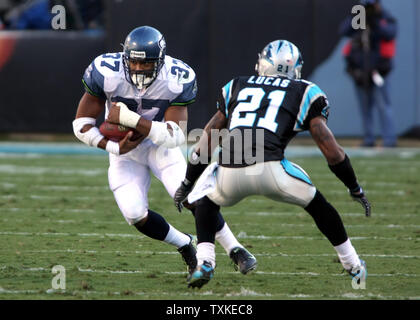 Seattle Seahawks zurück läuft Shaun Alexander (37) bringt den Ball nach einem catch als Carolina Panthers Cornerback Ken Lucas schließt in der zweiten Hälfte an der Bank von Amerika Stadium in Charlotte, North Carolina am 25. November 2007 in Angriff zu nehmen. (UPI Foto/Nell Redmond). Stockfoto