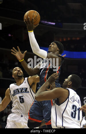 Charlotte Bobcats guard Gerald Wallace, Mitte, Laufwerke, die an den Korb zwischen Utah Jazz forward Carlos Boozer (5) und Utah Jazz center Jarron Collins (31) an der Bobcats Arena in Charlotte, North Carolina am 19. Dezember 2007. (UPI Foto/Nell Redmond) Stockfoto