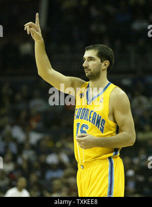 New Orleans Hornets forward Peja Stojakovic (16), Serbien, ruft ein Spiel als die Hornets spielen die Charlotte Bobcats an der Charlotte Bobcats Arena in Charlotte, North Carolina am 28. Dezember 2007. (UPI Foto/Nell Redmond) Stockfoto