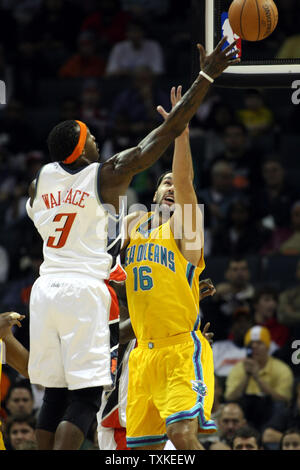 Charlotte Bobcats guard Gerald Wallace (3) schießt über New Orleans Hornets forward Peja Stojakovic (16), Serbien, in der Charlotte Bobcats Arena in Charlotte, North Carolina am 28. Dezember 2007. New Orleans gewann 99-85. (UPI Foto/Nell Redmond) Stockfoto