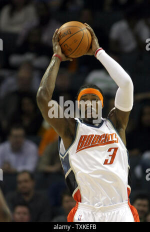 Charlotte Bobcats guard Gerald Wallace sieht upcourt weiter, wie die Bobcats spielen die New Jersey Nets an der Charlotte Bobcats Arena in Charlotte, North Carolina am 8. Januar 2008. (UPI Foto/Nell Redmond) Stockfoto