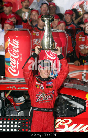 Kasey Kahne feiert in der Victory Lane nach dem Gewinn der Coca-cola 600 NASCAR Rennen an der Lowe's Motor Speedway in Concord, North Carolina am 25. Mai 2008. (UPI Foto/Nell Redmond) Stockfoto