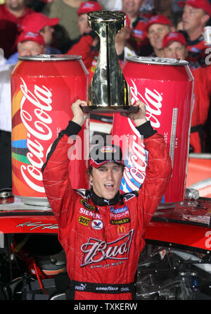 Kasey Kahne feiert in der Victory Lane nach dem Gewinn der Coca-cola 600 NASCAR Rennen an der Lowe's Motor Speedway in Concord, North Carolina am 25. Mai 2008. (UPI Foto/Nell Redmond) Stockfoto