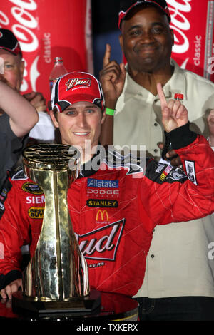 Kasey Kahne feiert in der Victory Lane nach dem Gewinn der Coca-cola 600 NASCAR Rennen an der Lowe's Motor Speedway in Concord, North Carolina am 25. Mai 2008. (UPI Foto/Nell Redmond) Stockfoto