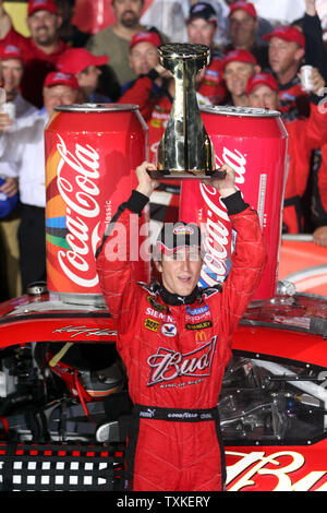 Kasey Kahne feiert in der Victory Lane nach dem Gewinn der Coca-cola 600 NASCAR Rennen an der Lowe's Motor Speedway in Concord, North Carolina am 25. Mai 2008. (UPI Foto/Nell Redmond) Stockfoto