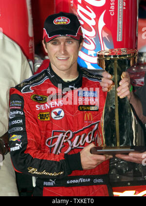 Kasey Kahne feiert in der Victory Lane nach dem Gewinn der Coca-cola 600 NASCAR Rennen an der Lowe's Motor Speedway in Concord, North Carolina am 25. Mai 2008. (UPI Foto/Nell Redmond) Stockfoto