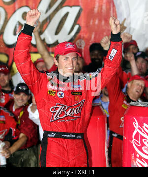 Kasey Kahne feiert in der Victory Lane nach dem Gewinn der Coca-cola 600 NASCAR Rennen an der Lowe's Motor Speedway in Concord, North Carolina am 25. Mai 2008. (UPI Foto/Nell Redmond) Stockfoto