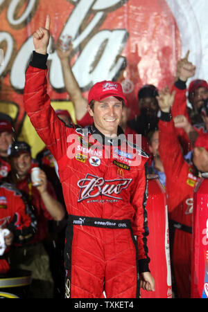 Kasey Kahne feiert in der Victory Lane nach dem Gewinn der Coca-cola 600 NASCAR Rennen an der Lowe's Motor Speedway in Concord, North Carolina am 25. Mai 2008. (UPI Foto/Nell Redmond) Stockfoto