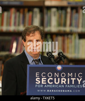 Marc Farinella, North Carolina Campaign Director für den demokratischen Präsidentschaftskandidaten Barack Obama, kündigt an, dass Obama nicht ein geplanter Auftritt in Charlotte, North Carolina am 7. Juli 2008. Obamas Flugzeug war gezwungen zu einer außerplanmäßigen Landung in St. Louis, Missouri nach technische Schwierigkeiten zu machen. (UPI Foto/Nell Redmond) Stockfoto