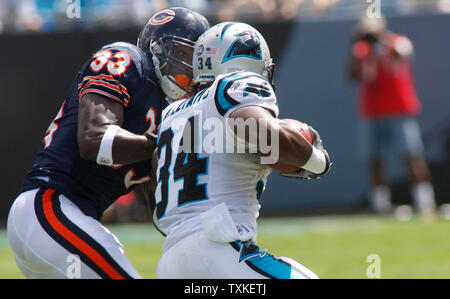 Carolina Panthers zurück laufen DeAngelo Williams (34) hält weg von Chicago Bears defensive Ende Adewale Ogunleye (93) Auf dem Weg zu einem 1-Yard-Gewinn im ersten Quartal an der Bank von Amerika Stadium am 14. September 2008 in Charlotte, North Carolina. (UPI Foto/Bob Carey) Stockfoto