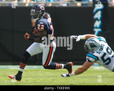 Chicago Bears wide receiver Devin Hester (23) entgeht den Angriff der Carolina Panthers linebacker Adam Seward (59) für ein 3 Yardstocherkahnrückkehr im ersten Quartal an der Bank von Amerika Stadium am 14. September 2008 in Charlotte, NC. (UPI Foto/Bob Carey) Stockfoto