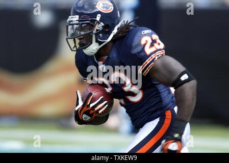 Chicago Bears wide receiver Devin Hester (23) liefert einen Punt gegen die Carolina Panthers an der Bank von Amerika Stadium in Charlotte, North Carolina, am 14. September 2008. (UPI Foto/Nell Redmond) Stockfoto