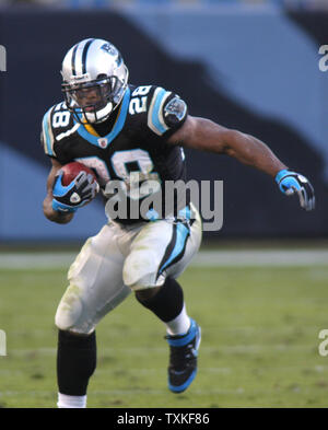 Carolina Panthers zurück läuft, Jonathan Stewart (28) sieht für das offene Feld in seiner 28-Yard-vierten Quartal gegen die Detroit Lions an der Bank von Amerika Stadium laufen am 16. November 2008 in Charlotte, North Carolina. Stewart hatte 130 Yards in die Leoparden 31-22 gewinnen. (UPI Foto/Bob Carey) Stockfoto