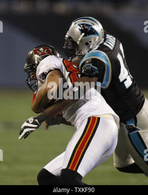 Carolina Panthers Sicherheit Chris Harris (43) packt Tampa Bay Buccaneers wide receiver Michael Clayton (80) Nach einem kurzen Empfang im zweiten Quartal an der Bank von Amerika Stadium am 8. Dezember 2008 in Charlotte, North Carolina. (UPI Foto/Bob Carey) Stockfoto