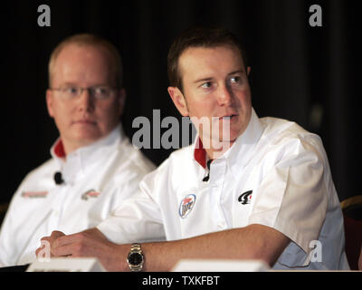Rennfahrer Kurt Busch, rechts, den Fragen der Medien während der NASCAR Media Tour in Concord, North Carolina am 19. Januar 2009. (UPI Foto/Nell Redmond) Stockfoto