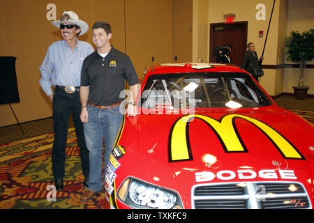 Formel 1-Legende Richard Petty, Links, Treiber und Reed Sorenson stehen bei dem neuen Auto #43 während einer Pressekonferenz auf der NASCAR Media Tour in Concord, North Carolina am 19. Januar 2009. Sorenson Fahren das Auto in dieser Saison. (UPI Foto/Nell Redmond) Stockfoto