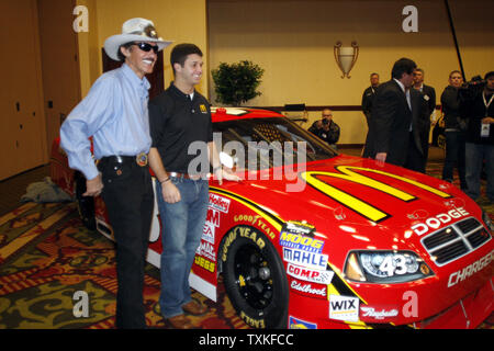 Formel 1-Legende Richard Petty, Links, Treiber und Reed Sorenson stehen bei dem neuen Auto #43 während einer Pressekonferenz auf der NASCAR Media Tour in Concord, North Carolina am 19. Januar 2009. Sorenson Fahren das Auto in dieser Saison. (UPI Foto/Nell Redmond) Stockfoto