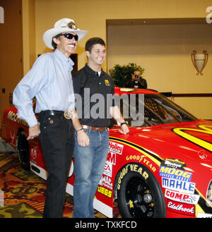Formel 1-Legende Richard Petty, Links, Treiber und Reed Sorenson stehen bei dem neuen Auto #43 während einer Pressekonferenz auf der NASCAR Media Tour in Concord, North Carolina am 19. Januar 2009. Sorenson Fahren das Auto in dieser Saison. (UPI Foto/Nell Redmond) Stockfoto