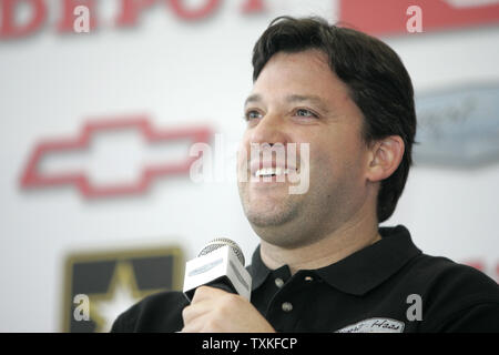 Rennfahrer und Teamchef Tony Stewart bespricht seine neue Stewart Hass Racing Team während einer Pressekonferenz in ihren Einrichtungen während der NASCAR Media Tour in Concord, North Carolina am 21. Januar 2009. (UPI Foto/Nell Redmond) Stockfoto