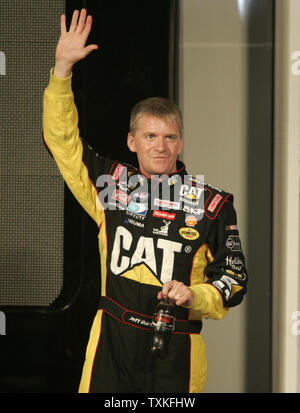 Rennfahrer Jeff Burton Wellen auf die Menge, als er an der NASCAR Sprint All-Star Rennen bei Lowe's Motor Speedway in Concord, North Carolina am 16. Mai 2009 eingeführt wird. (UPI Foto/Nell Redmond) Stockfoto