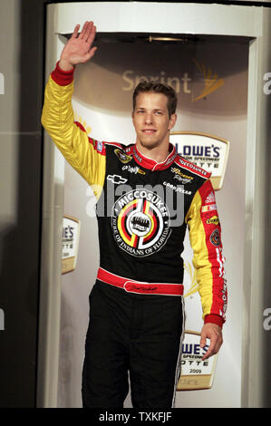 Rennfahrer Brad Keselowski Wellen zu Ventilatoren während Treiber Einführungen vor der NASCAR Sprint All-Star Rennen bei Lowe's Motor Speedway in Concord, North Carolina am 16. Mai 2009. (UPI Foto/Nell Redmond) Stockfoto
