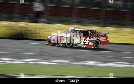 Tony Stewart gewinnt die NASCAR Sprint All-Star Rennen bei Lowe's Motor Speedway in Concord, North Carolina am 16. Mai 2009. (UPI Foto/Nell Redmond) Stockfoto