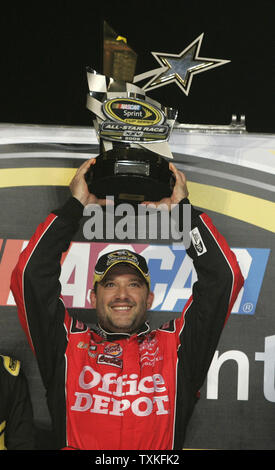 Tony Stewart hebt seine Trophäe, nachdem er das NASCAR Sprint All-Star Rennen bei Lowe's Motor Speedway in Concord, North Carolina am 16. Mai 2009. (UPI Foto/Nell Redmond) Stockfoto