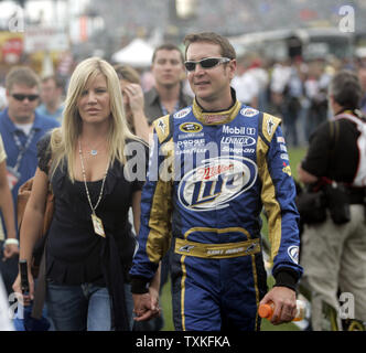 Rennfahrer Kurt Busch, rechts, und seine Frau Eva, Spaziergang durch das infield an der NASCAR Coca-Cola 600 auf dem Lowe's Motor Speedway in Concord, North Carolina am 24. Mai 2009. (UPI Foto/Nell Redmond) Stockfoto