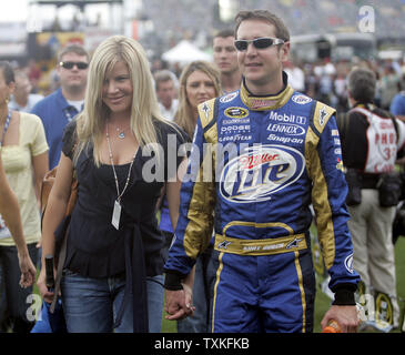 Rennfahrer Kurt Busch, rechts, und seine Frau Eva, Spaziergang durch das infield an der NASCAR Coca-Cola 600 auf dem Lowe's Motor Speedway in Concord, North Carolina am 24. Mai 2009. (UPI Foto/Nell Redmond) Stockfoto