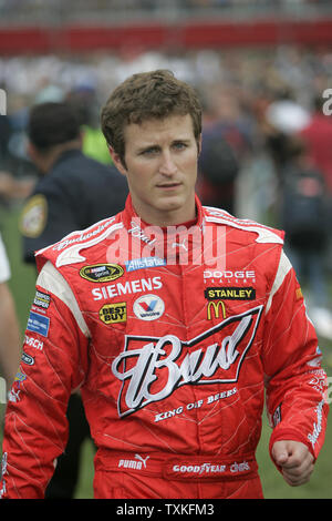 Rennfahrer Kasey Kahne geht hinunter Grube Straße vor der NASCAR Coca-Cola 600 auf dem Lowe's Motor Speedway in Concord, North Carolina am 24. Mai 2009. (UPI Foto/Nell Redmond) Stockfoto