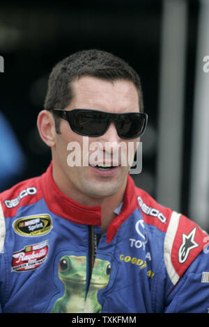 Rennfahrer Max Papis wartet auf den Beginn der NASCAR Coca-Cola 600 auf dem Lowe's Motor Speedway in Concord, North Carolina am 25. Mai 2009. (UPI Foto/Nell Redmond) Stockfoto