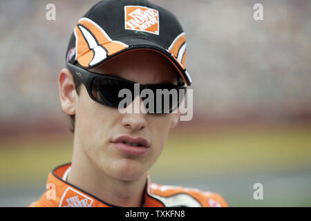 Rennfahrer Joey Logano erwartet den Beginn der NASCAR Coca-Cola 600 auf dem Lowe's Motor Speedway in Concord, North Carolina am 25. Mai 2009. (UPI Foto/Nell Redmond) Stockfoto