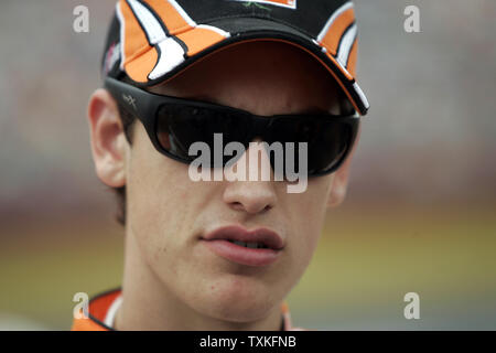 Rennfahrer Joey Logano erwartet den Beginn der NASCAR Coca-Cola 600 auf dem Lowe's Motor Speedway in Concord, North Carolina am 25. Mai 2009. (UPI Foto/Nell Redmond) Stockfoto