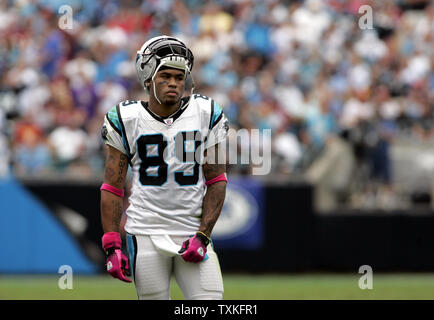 Carolina Panthers wide receiver Steve Smith auf dem Feld während einer Pause in der Aktion gegen die Washington Redskins an der Bank von Amerika Stadium in Charlotte, North Carolina am 11. Oktober 2009 steht. Die Leoparden gewannen 20-17. UPI/Nell Redmond. Stockfoto