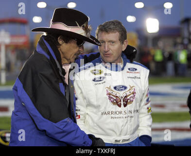 Formel 1-Legende Richard Petty, Links, spricht mit Fahrer Bill Elliott vor der NASCAR Banking 500 Rennen an der Lowe's Motor Speedway in Concord, North Carolina am 17. Oktober 2009. UPI/Nell Redmond. Stockfoto