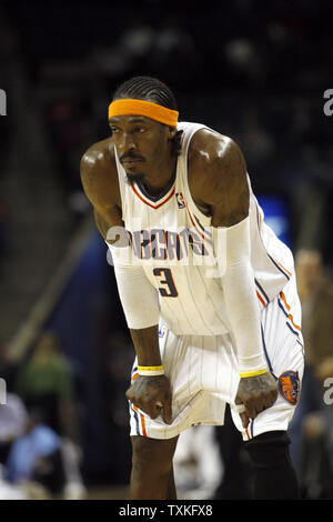 Charlotte Bobcats forward Gerald Wallace ruht während einer Pause in der Aktion wie die Bobcats spielen die New York Knicks in der ersten Jahreshälfte ein NBA Basketball Spiel in Charlotte, North Carolina am 15. Dezember 2009. UPI/Nell Redmond Stockfoto