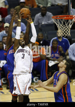 Charlotte Bobcats forward Gerald Wallace zieht nach unten ein Rebound gegen die New York Knicks in der zweiten Jahreshälfte ein NBA Basketball Spiel in Charlotte, North Carolina am 15. Dezember 2009. Die Bobcats gewann 94-87. UPI/Nell Redmond Stockfoto