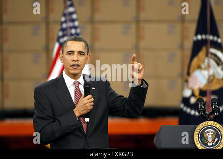 Us-Präsident Barack Obama diskutiert die Wirtschaft mit einer Rede an Celgard, eine Batterie teile Teekocher, in Charlotte, North Carolina am 2. April 2010. UPI/Nell Redmond Stockfoto