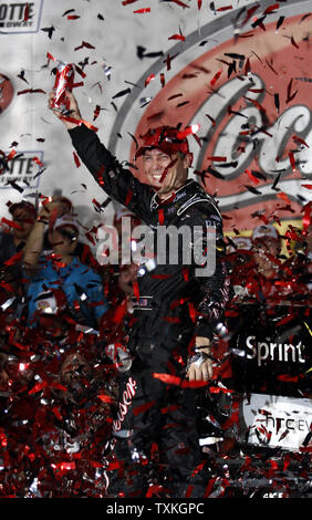 Kevin Harvick feiert in der Victory Lane nach dem Gewinn der NASCAR Coca-Cola 600 Rennen auf dem Charlotte Motor Speedway in Concord, North Carolina am 29. Mai 2011. UPI/Nell Redmond. Stockfoto