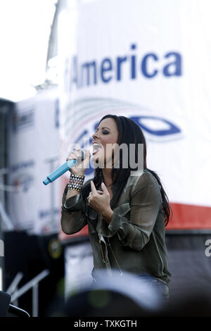 Countrymusiksänger Sara Evans führt vor der NASCAR Bank von Amerika 500 Rennen auf dem Charlotte Motor Speedway in Concord, North Carolina am 15. Oktober 2011. UPI/Nell Redmond. Stockfoto