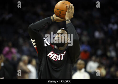 Miami Heat, LeBron James erwärmt, bevor Sie die Charlotte Bobcats in einem NBA Basketball Spiel in Charlotte, North Carolina am 28. Dezember 2011. UPI/Nell Redmond Stockfoto