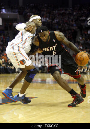 Miami Heat, LeBron James, rechts, Laufwerke in Charlotte Bobcats forward Corey Maggette in einem NBA Basketball Spiel in Charlotte, North Carolina am 28. Dezember 2011. UPI/Nell Redmond Stockfoto