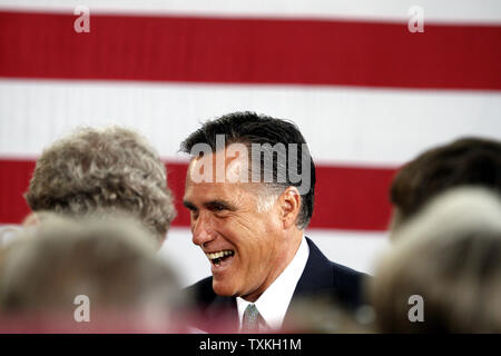 Der republikanische Präsidentschaftskandidat Mitt Romney grüßt Unterstützer, bevor er an einer Kampagne Anschlag in Charlotte, North Carolina am 18. April 2012 spricht. UPI/Nell Redmond. Stockfoto