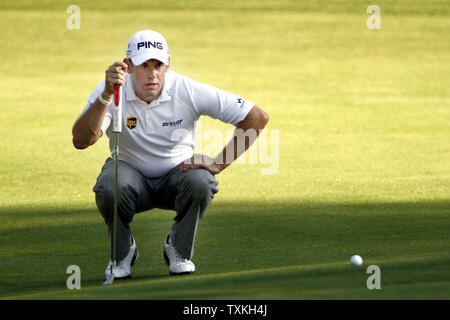 Lee Westwood Linien auf seinen Schlag auf der 10 Loch in der ersten Runde der Wells Fargo Meisterschaft an der Wachtel-Höhle Club in Charlotte, North Carolina am 3. Mai 2012. UPI/Nell Redmond. Stockfoto