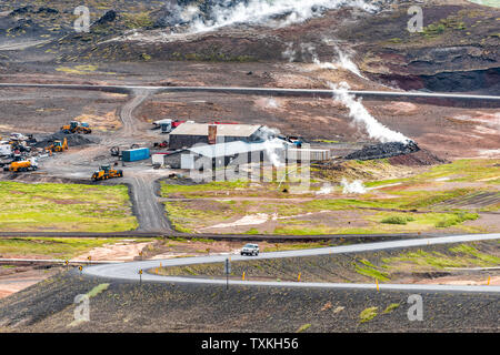 Reykjahlid, Island - 16. Juni 2018: Landschaft hohe Betrachtungswinkel in der Nähe von Mývatn und Dampföffnungen bei bewölkten Tag von Haus und Ring Stockfoto