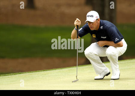 Lee Westwood Linien auf seinen Schlag auf der dritten Bohrung während der letzten Runde der Wells Fargo Meisterschaft an der Wachtel-Höhle Club in Charlotte, North Carolina am 6. Mai 2012. UPI/Nell Redmond. Stockfoto