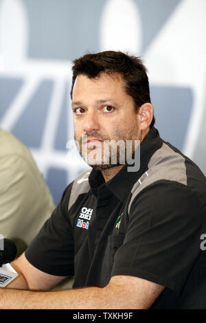 Rennen auto fahrer Tony Stewart hört zu Fragen während einer Pressekonferenz vor der NASCAR Sprint Cup All-Star Rennen auf dem Charlotte Motor Speedway in Concord, North Carolina am 19 Mai, 2012. UPI/Nell Redmond. Stockfoto